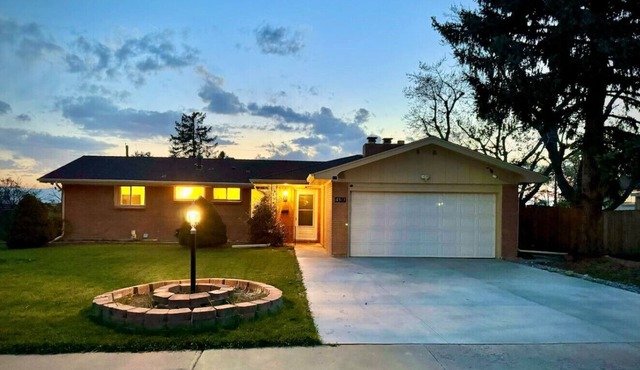 Spectacular Mountain View in Centennial - Hot Tub, Fire Pit & EV Charger