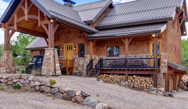 Spectacular Mountain Escape: Timber Home with Gourmet Kitchen & Game Loft