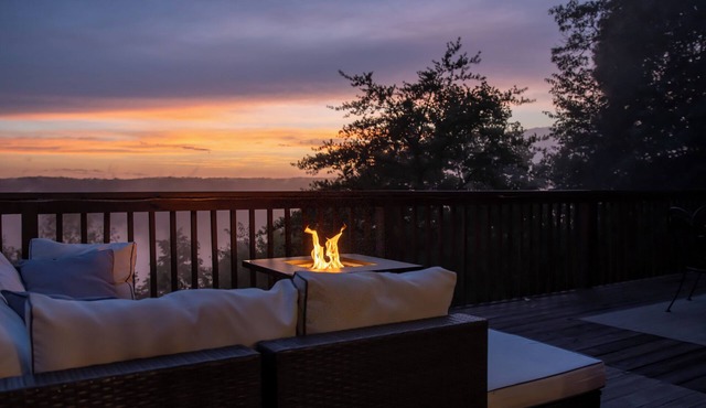 Spectacular Mountain & Sunset Views! Spacious Home Sleeps 12! Ping Pong/Hot Tub!