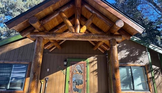 Spectacular mountain views, hot tub, sledding yard, bbq, fast wi-fi