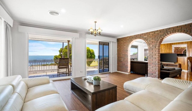 Spectacular ocean view w/woodfire oven and BBQ