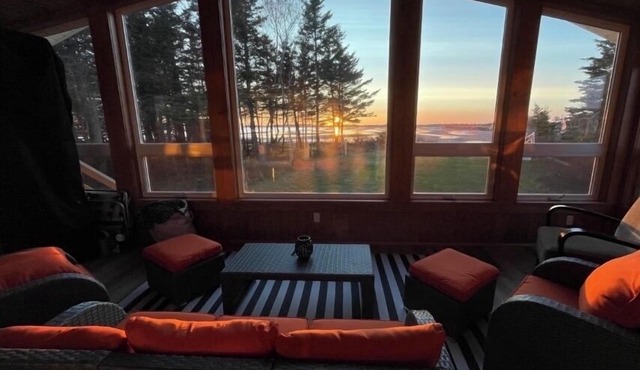 Spectacular Ocean front and spectacular sunsets!