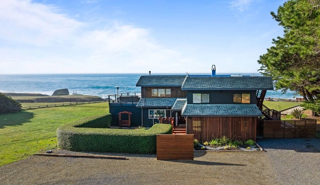 SPECTACULAR OCEAN FRONT 5 BEDROOM HOME WITH ULTRA FAST WIFI