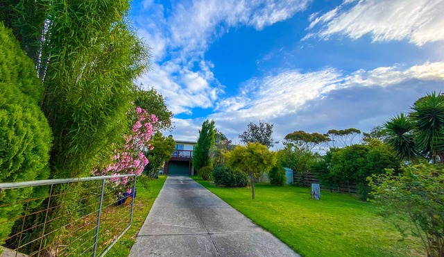 Spectacular ocean, mountain and farm views at Karinya Beach House