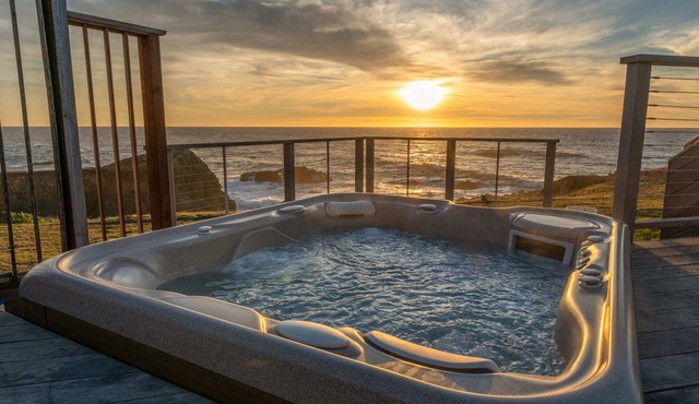 Spectacular Oceanfront Studio with Hot Tub & Loft