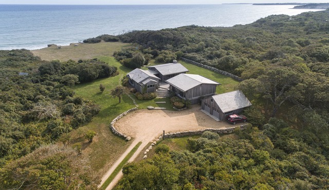 Spectacular Oceanfront, 4 BR/4 bath, Hottub, Private Beach, Tennis, AC, WiFi