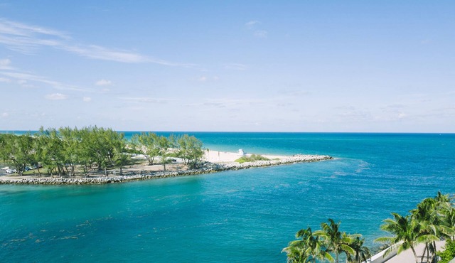 Spectacular Private Studio at 5 Star Hotel Bal Harbour Miami Beach- 2 Queen Beds