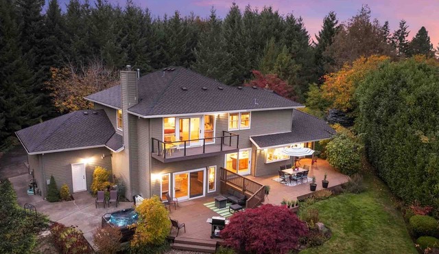 Spectacular Private Retreat on Five Acres, Huge Deck, Hot Tub w/Views, Game Room, Close to Portland
