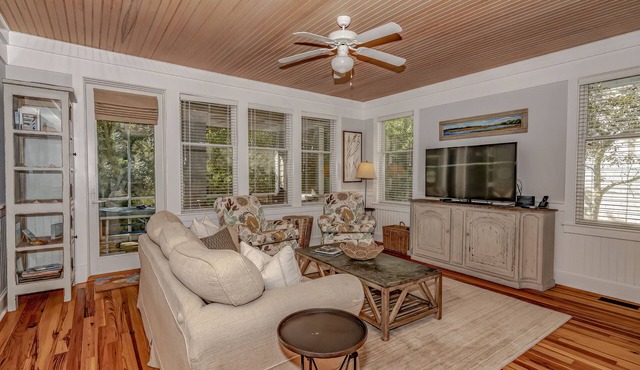 Spectacular Rental in Cape Fear Station! Access to both clubs; large screened in porch