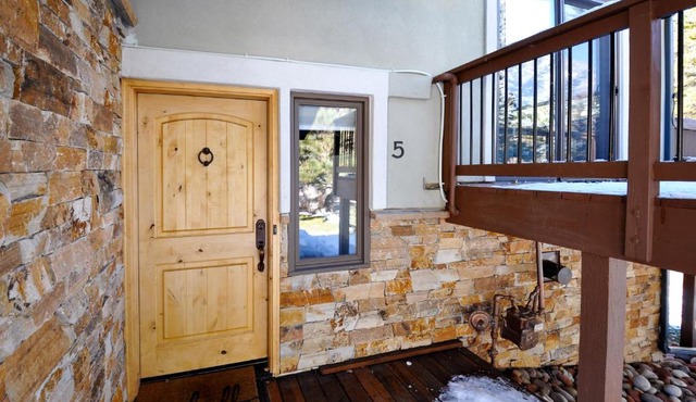 Spectacular Remodeled 5 Bedroom Matterhorn home w/ Hot Tub and Ski Lockers!