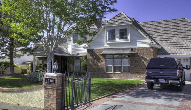 Spectacular Retreat, Close to Prairie Fire, On The Golf Course With Large Pool