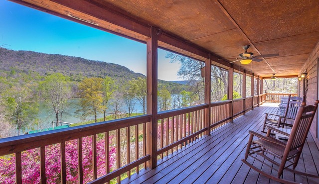 Spectacular River & Mountain Views Spacious Lodge on TN River Gorge, Chattanooga