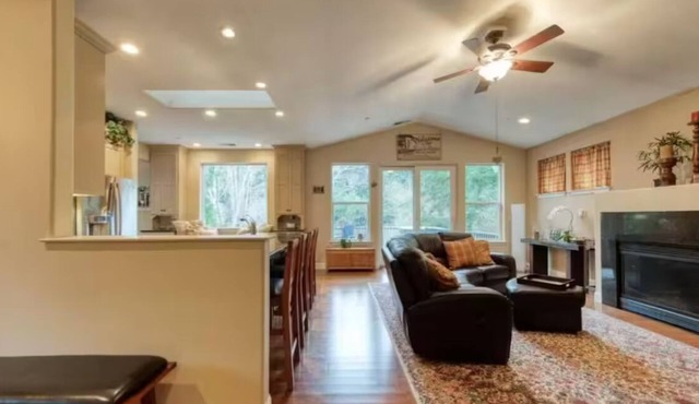 Spectacular Riverfront sanctuary 3-bedroom home with Hot Tub near Monte Rio