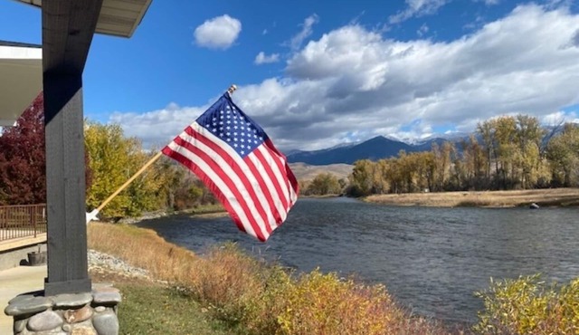 Spectacular Riverfront guest house with unparalleled Salmon river & mtn views!