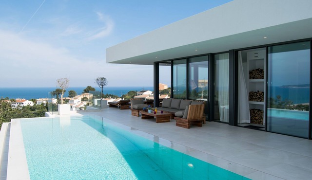 SPECTACULAR SEA VIEWS. INFINITY POOL . LIFT.