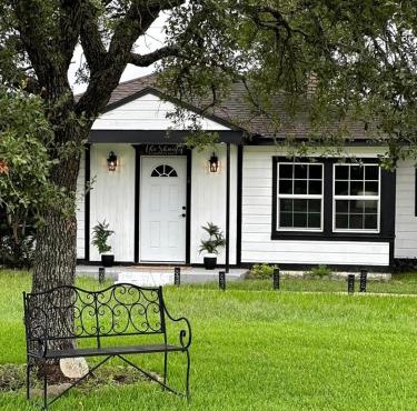 Spectacular Secluded Cottage in Round Top, Texas
