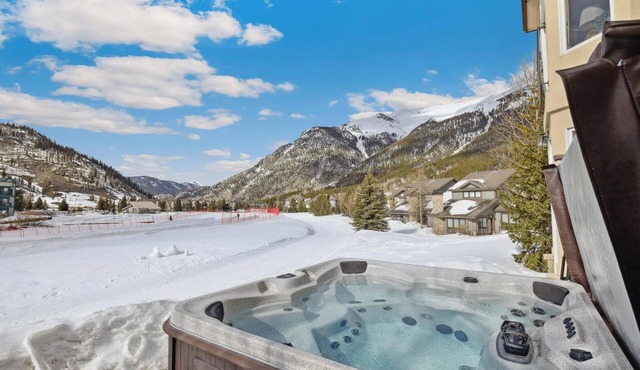 SPECTACULAR Ski-In/Out House on Golf Course! Private Hot Tub w/Mountain Views!