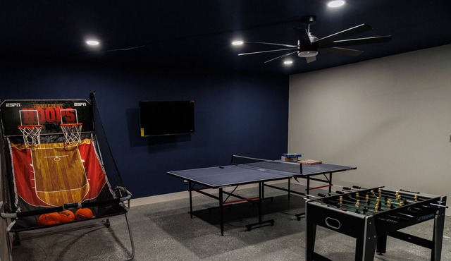 Spectacular spacious home! Pool+Game room