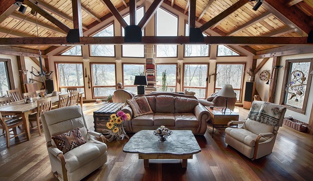 Spectacular Spirit Dancer 4 bedrooms, 1 den w/bed, Luxurious on 60 private acres