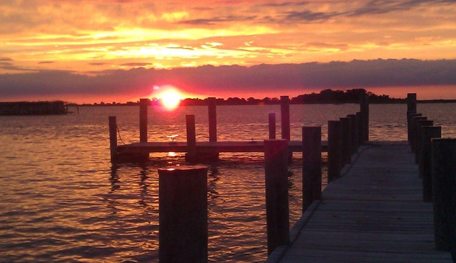 Spectacular Sunsets- Waterfront Home on Smith Island