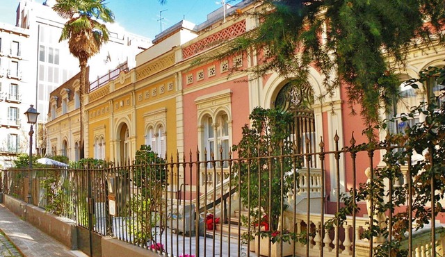 Spectacular townhouse in the city center. Best location, luxury and privacy