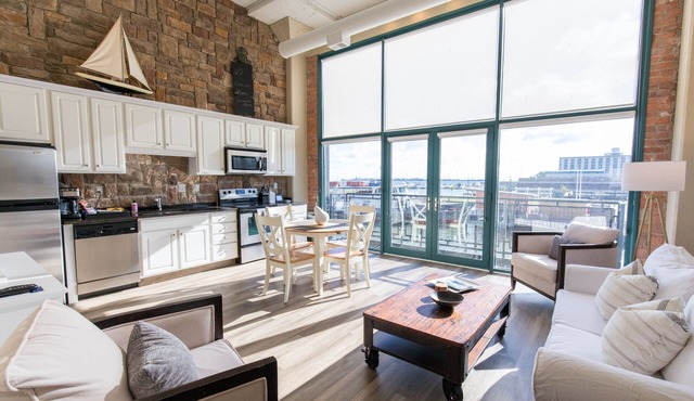 Spectacular Turn-Key Waterfront Getaway For Six!