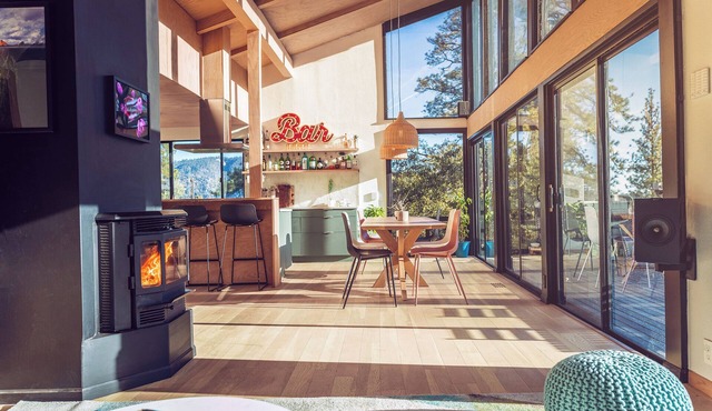 Spectacular Designer Treehouse with Mountain Views