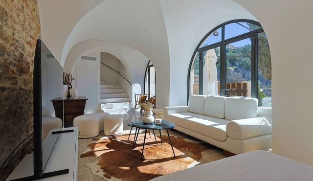 Spectacular vaulted 7-bedroom house, 15 min from beach, 15 guests, Pet-Friendly!