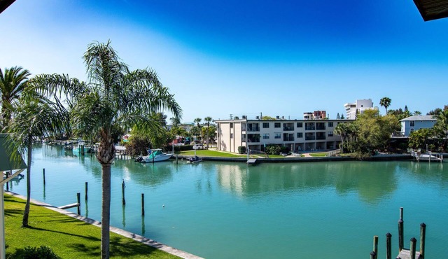 Spectacular View 2/2 condo in a quiet neighborhood and close to beach
