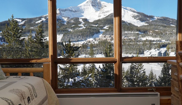 SPECTACULAR VIEW of Big Sky-Hot Tub & Fireplace-1/2 Mile on Free Shuttle to Mtn.