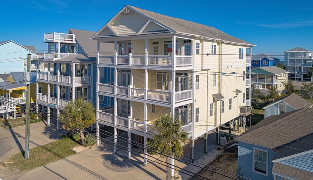 Spectacular views! 5 bdrms perfect for family memories! Short walk to beach!