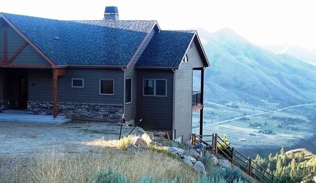 Spectacular views and rural life, yet close to Boise