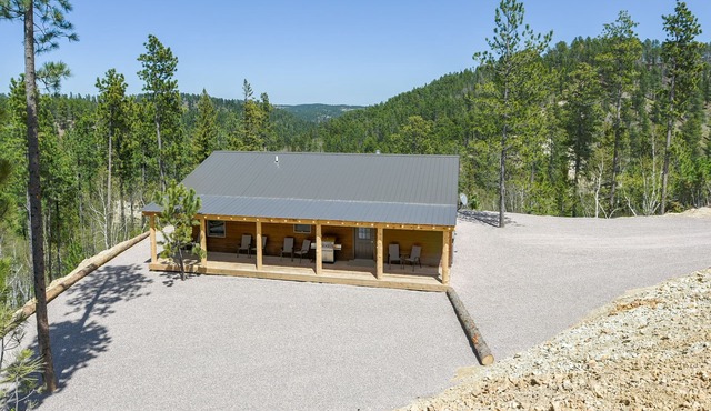 Spectacular Views From This Newly Built 3BR Hilltop Home outside Deadwood