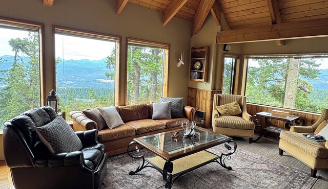 Spectacular views from cabin in Cle Elum. Hiking, fishing, ATVs, and breweries!