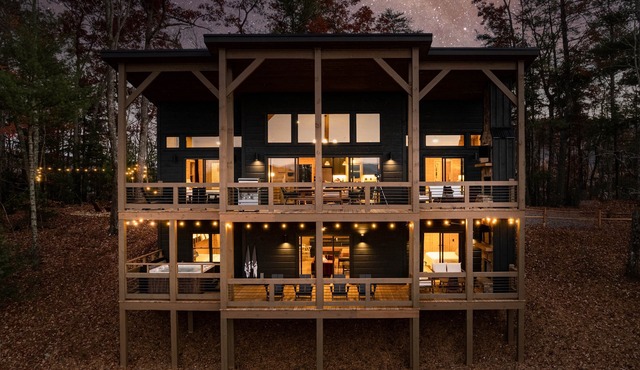 Spectacular Views - Golden Tee - Shuffle Board - Hot Tub - 4 King Rooms