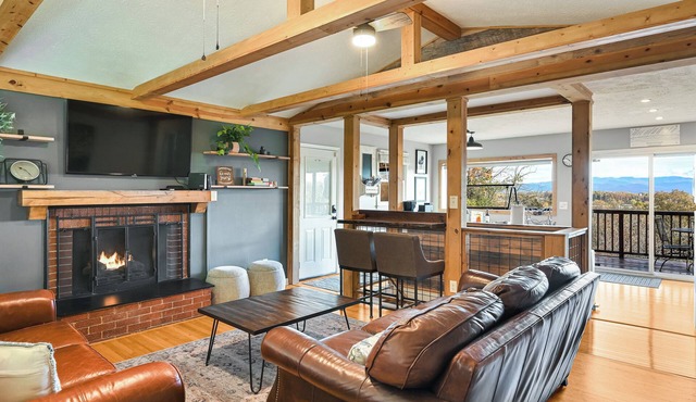 Spectacular Views! Hot Tub-10 mins from Dwntwn Asheville-Huge Fenced Yard!