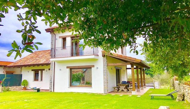 Spectacular views of the sea and the mountains: 10 minutes walk from Gulpiyuri beach