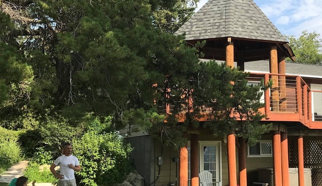 Spectacular Views on 4 Acre Family Oasis Among Vineyards and Orchards