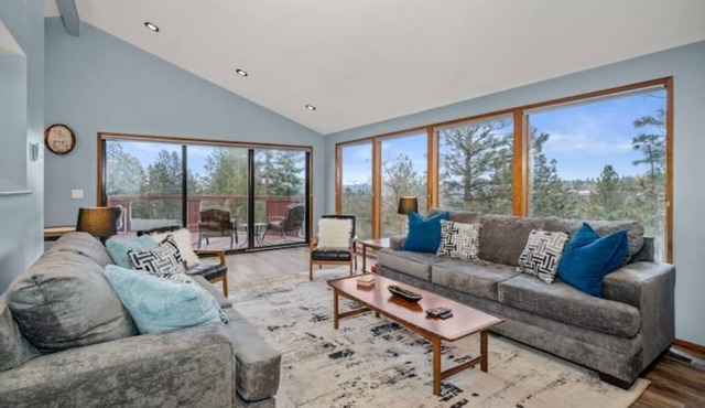 Spectacular Views & Privacy, Close to Everything!