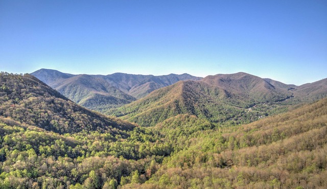 Spectacular Views, Privacy and Hot Tub