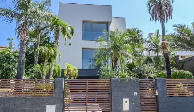 Spectacular villa with wonderful panoramic views of the sea.