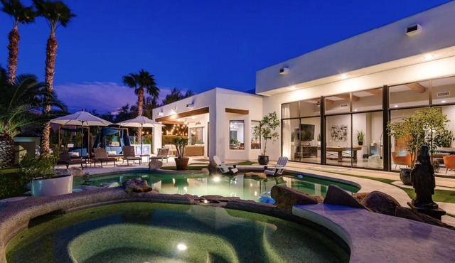 Spectacular Villa w/Pool & Hot Tub, Golf Simulator, Minutes from Golf and Shops