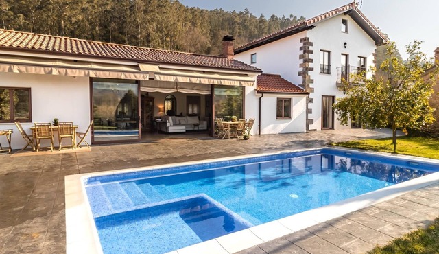 Spectacular villa with swimming pool in La Cavada