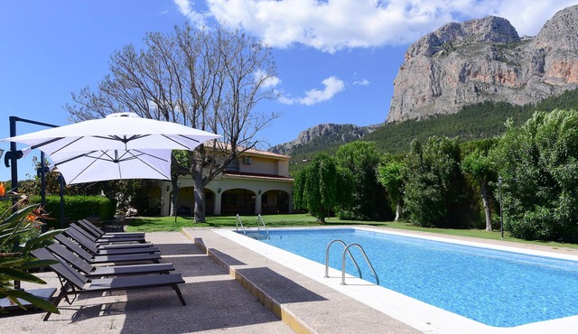 Spectacular villa with Jacuzzi, in avocado estate, capacity for 19 people