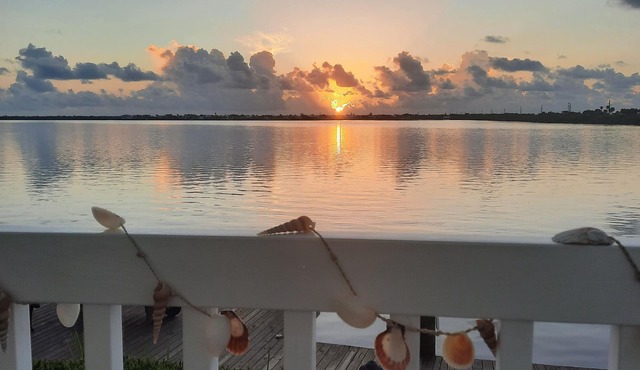 Spectacular waterfront views! Boaters Paradise! 2bd/2-1/2bath. Dock space too!