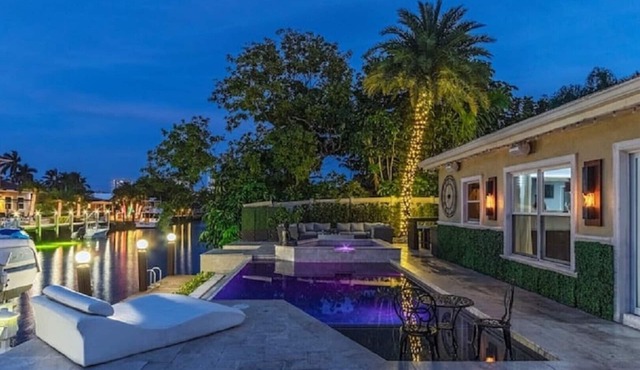 Spectacular waterfront Home! Pool and Hot tub