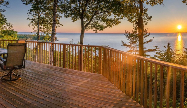 SPECTACULAR WATER VIEWS on the bluff. Secluded. Quiet.