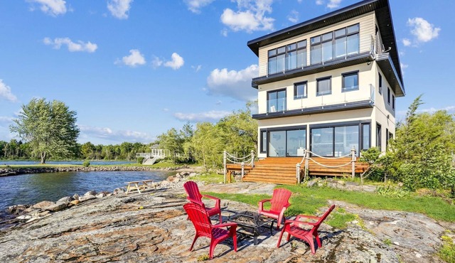 Spectacular Waterfront Cottage Loaded with Kayaks and Pool Table in Ontario