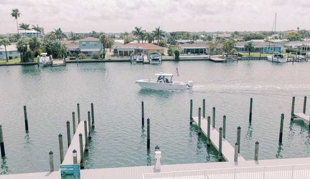 Spectacular Waterfront condo on Island Estates- 5 min to Beach!