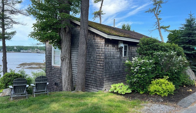 Spectacular Waterfront Cottage: Charming Getaway on The Sheepscot River